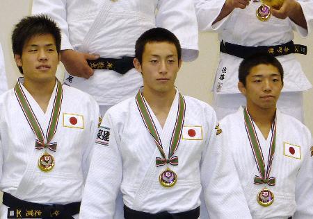 　団体優勝し、記念撮影する日本男子。中央は古賀颯人＝三幸・スポーツマックス愛知県武道館