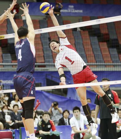　日本-韓国　第１セット、清水がスパイクを決める＝大阪市中央体育館