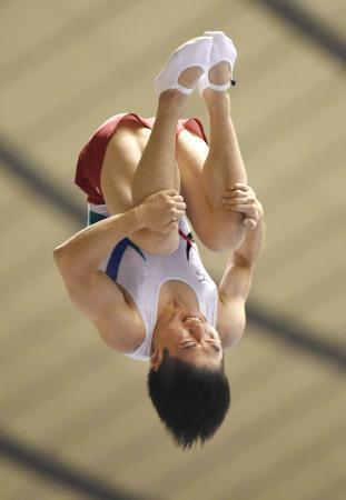 　男子で優勝した上山容弘の演技＝国立代々木競技場