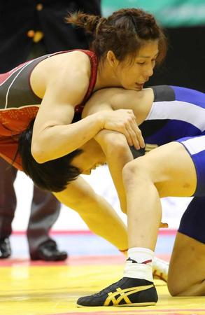 　決勝で入江ななみ（右）を破り、優勝した吉田沙保里