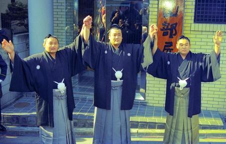 １９９４年１月２６日　大関昇進が決まり、貴ノ花（左）と若ノ花（右）の祝福を受ける貴ノ浪