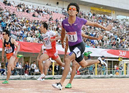 　男子２００メートル決勝　２０秒３２で優勝した藤光謙司（７１）＝デンカスタ