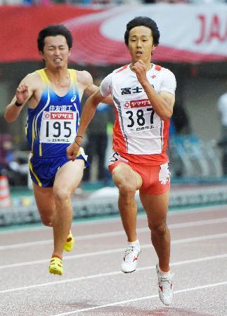 　男子１００メートル決勝　１０秒２８で優勝した高瀬慧（右）＝デンカスタ