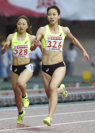 　女子１００メートル決勝　11秒50で優勝した福島千里（右）＝デンカスタ