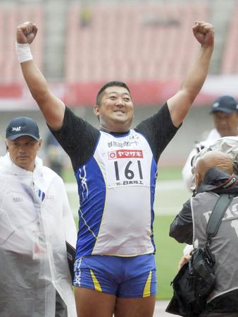 　男子砲丸投げ決勝　６投目を終えガッツポーズでスタンドの歓声に応える畑瀬聡＝デンカスタ
