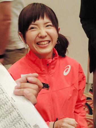 世界選手権に向けて、笑顔で抱負を語る西原加純＝新潟市内