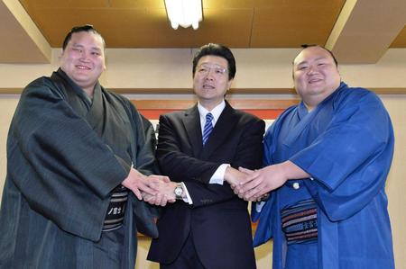 　番付が決まり笑顔を見せる（左から）新大関の照ノ富士、伊勢ケ浜親方、新小結の宝富士（撮影・小沢徹）