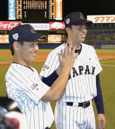 　試合後、笑顔でポーズをとる大学日本代表・田中（右）と吉田正＝神宮
