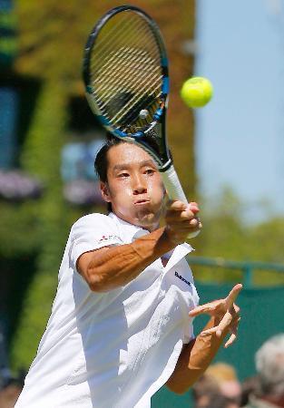 　男子シングルス１回戦　ブラシュ・カウチチュと対戦する杉田祐一＝ウィンブルドン（共同）