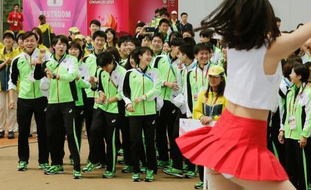 　ユニバーシアード夏季大会の選手村入村式で、歓迎のダンスを見る日本選手団＝１日、韓国・光州（共同）
