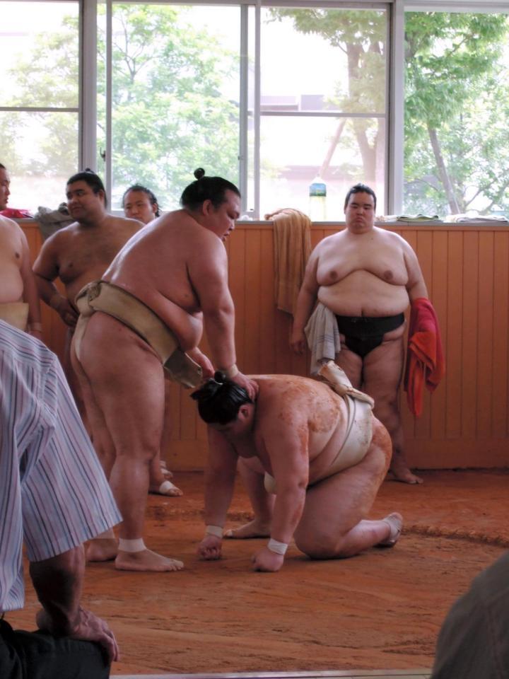 ぶつかり稽古で稀勢の里（左）からかわいがられる逸ノ城（愛知県大府市の芝田山部屋）