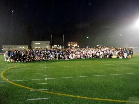 試合後、記念写真におさまる選手たち