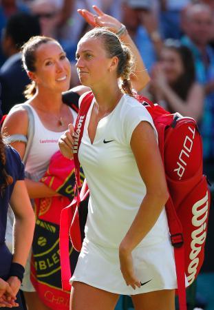 　女子シングルス３回戦でエレナ・ヤンコビッチ（奥）に敗れ引き揚げる、前回覇者のペトラ・クビトバ＝ウィンブルドン（共同）