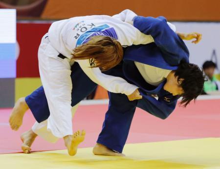 　女子６３キロ級決勝　韓国選手（左）に一本勝ちした津金恵＝光州（共同）