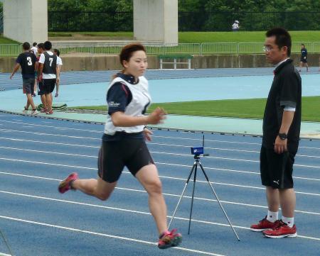　４５メートル走に挑む野口明日香さん（手前左）＝１１日、兵庫県の加古川運動公園陸上競技場