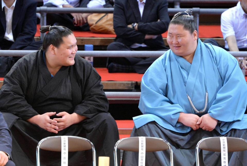 　土俵祭りで談笑する照ノ富士（左）と逸ノ城