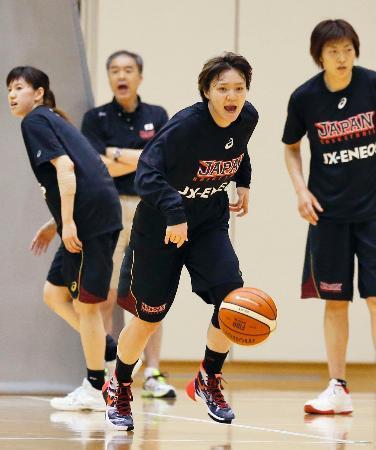 　アジア選手権に向けて練習する吉田（中央）らバスケットボール女子日本代表＝味の素ナショナルトレーニングセンター