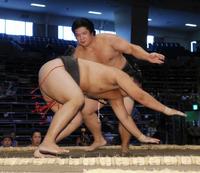 琴大村（左）を引き落としで破る宇良＝愛知県体育館（撮影・持木克友）