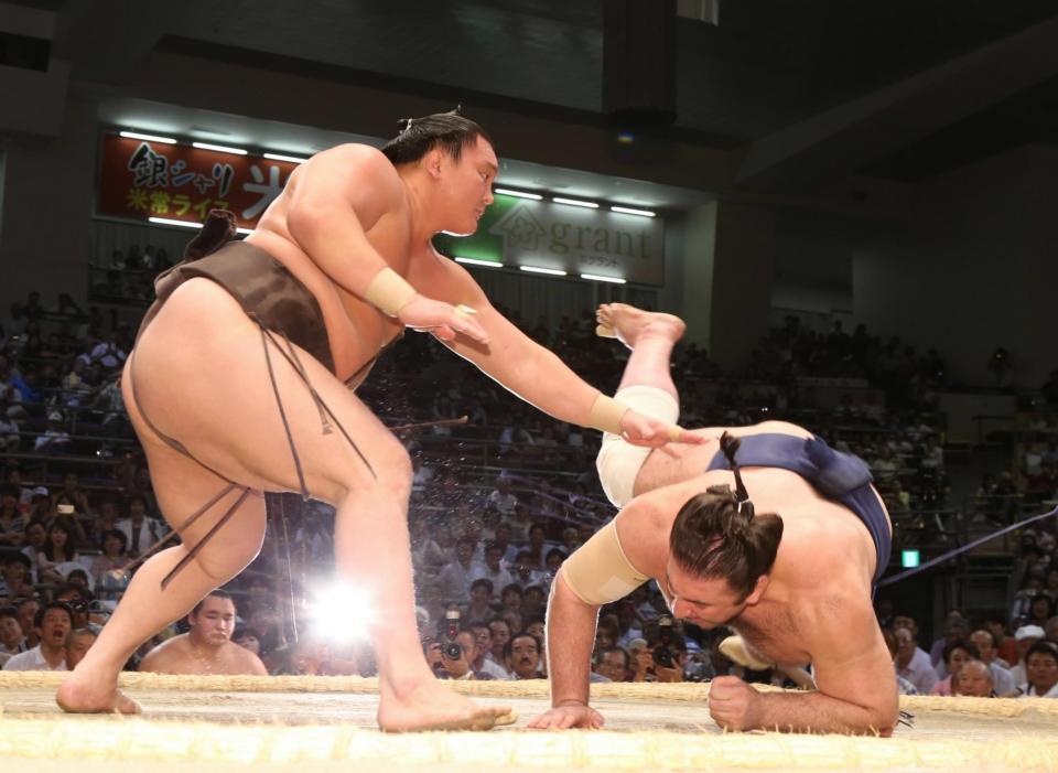 栃ノ心（右）をはたき込みで下す白鵬＝愛知県体育館