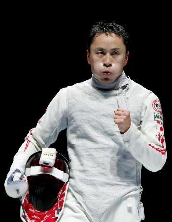 　男子フルーレ個人で優勝し、喜ぶ太田雄貴＝モスクワ（ロイター＝共同）