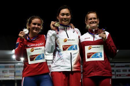　陸上世界ユース選手権の女子やり投げで優勝した北口榛花（中央）＝カリ（ゲッティ＝共同）