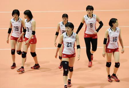 　日本-中国　第１セットを落とし、肩を落とす日本チーム＝香港（共同）