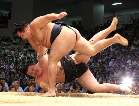 勢（下）を上手投げで下す鶴竜＝愛知県体育館