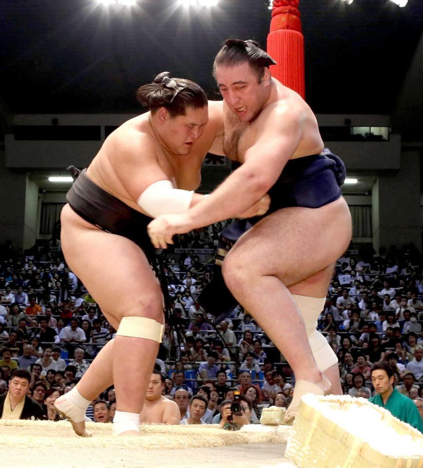 　栃ノ心（右）を寄り切りで下す照ノ富士