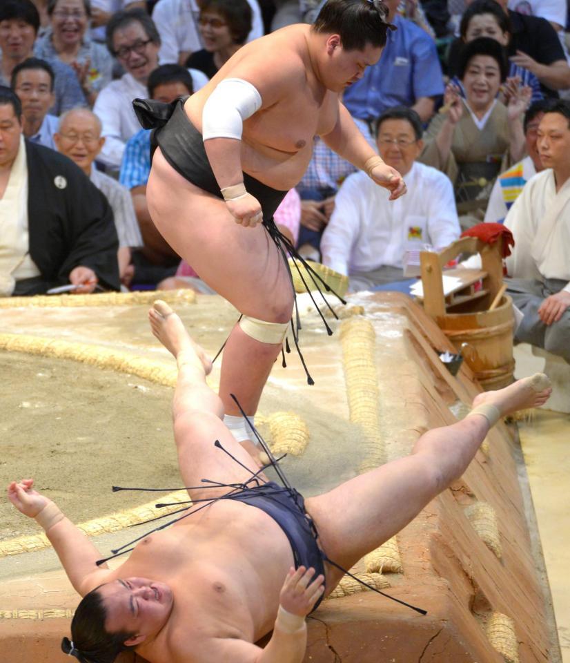 稀勢の里（下）を押し倒しで破る照ノ富士