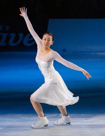 　現役続行宣言後初となるアイスショーで演技する浅田真央＝真駒内セキスイハイムアイスアリーナ