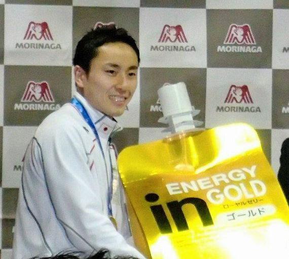 　森永製菓から黄金のウイダーインゼリーを受け取る太田雄貴