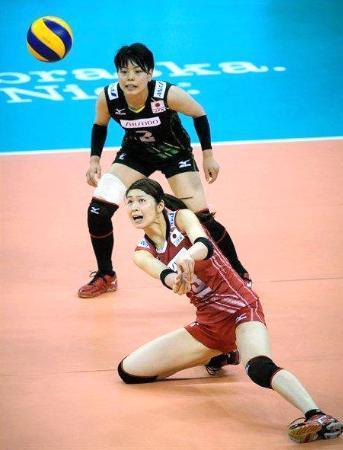 　米国戦でレシーブする木村（手前）＝オマハ（ＦＩＶＢ提供・共同）