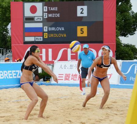 　決勝トーナメント１回戦のロシア戦で、レシーブする西堀（左）、溝江組＝横浜市西区