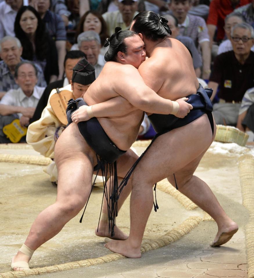 鶴竜（右）を寄り切りで破る稀勢の里