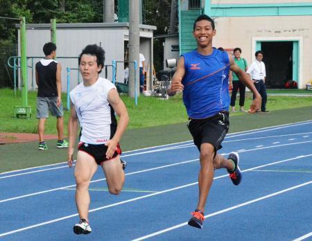 　練習を公開した陸上男子短距離のサニブラウン・ハキーム（右）＝東京都内