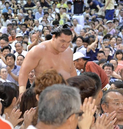 稀勢の里を下し、大きな拍手を受けながら引き揚げる白鵬＝愛知県体育館