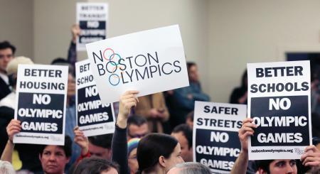 　ボストンの２０２４年五輪招致を反対するプラカードを掲げる人々＝２月、ボストン（ＡＰ＝共同）