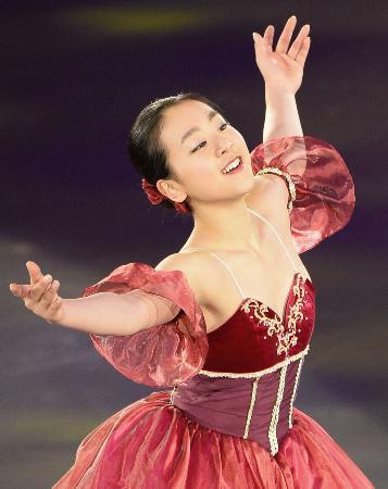 　アイスショーで演技する浅田真央＝愛・地球博記念公園アイススケート場