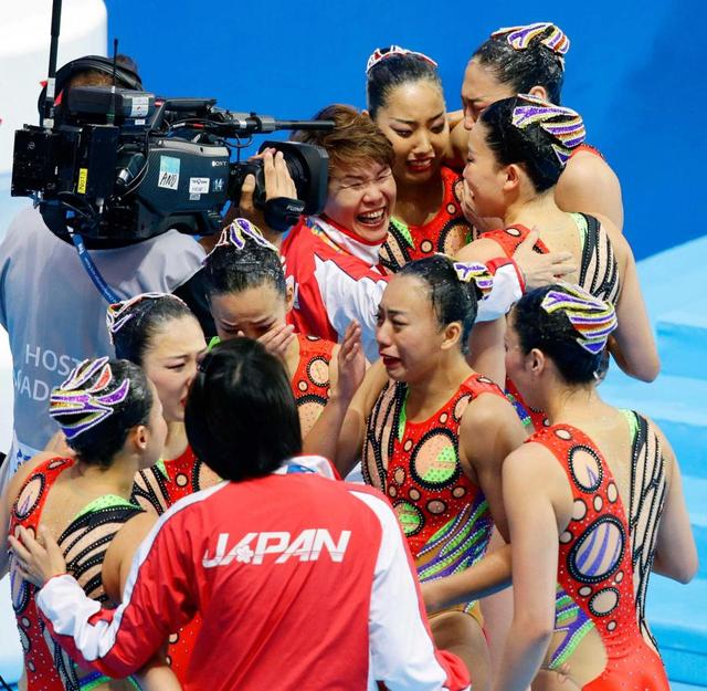 シンクロ団体も銅　選手８人歓喜の涙
