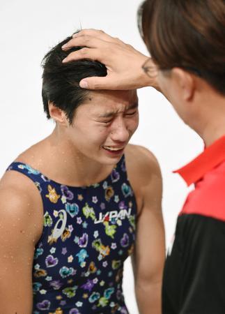 　女子高飛び込み準決勝で、１６位に終わり涙する板橋美波＝カザニ（共同）