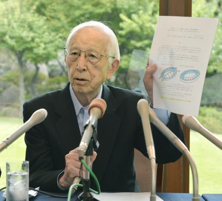 　新国立競技場の見直しについて記者会見する建築家の槙文彦さん＝３０日午前、東京都港区