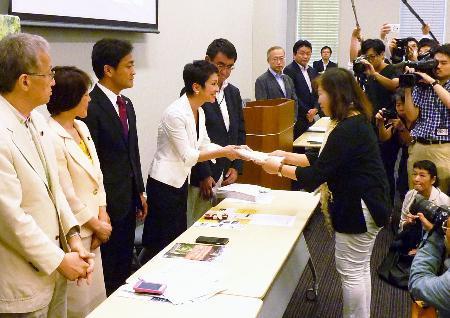 　請願署名を民主党の蓮舫参院議員（左から４人目）ら衆参両院の議員に提出する「神宮外苑と国立競技場を未来へ手わたす会」のメンバー＝３０日午後、参院議員会館