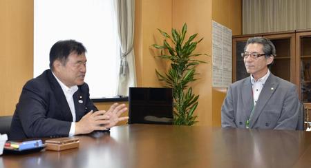 　ＪＯＣの平岡英介専務理事（右）と会談する遠藤五輪相