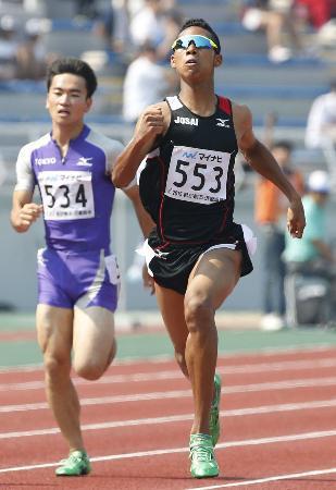 　男子２００メートル決勝　２０秒８２で優勝した、城西のサニブラウン・ハキーム。左は東京・大嶋健太＝和歌山市紀三井寺陸上競技場