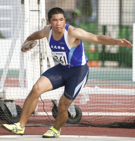 　男子円盤投げ決勝　大会新の５５メートル５９で優勝した生光学園・幸長慎一＝和歌山市紀三井寺陸上競技場