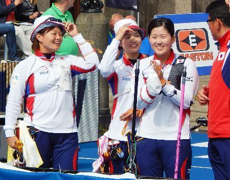 　女子団体の３位決定戦で韓国に敗れたが、内容に満足し笑顔を見せる日本の（左から）林、川中、永峰＝コペンハーゲン（共同）