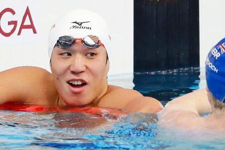 　男子１００メートル平泳ぎ予選　準決勝進出を決め、笑顔の小関也朱篤＝カザニ（共同）