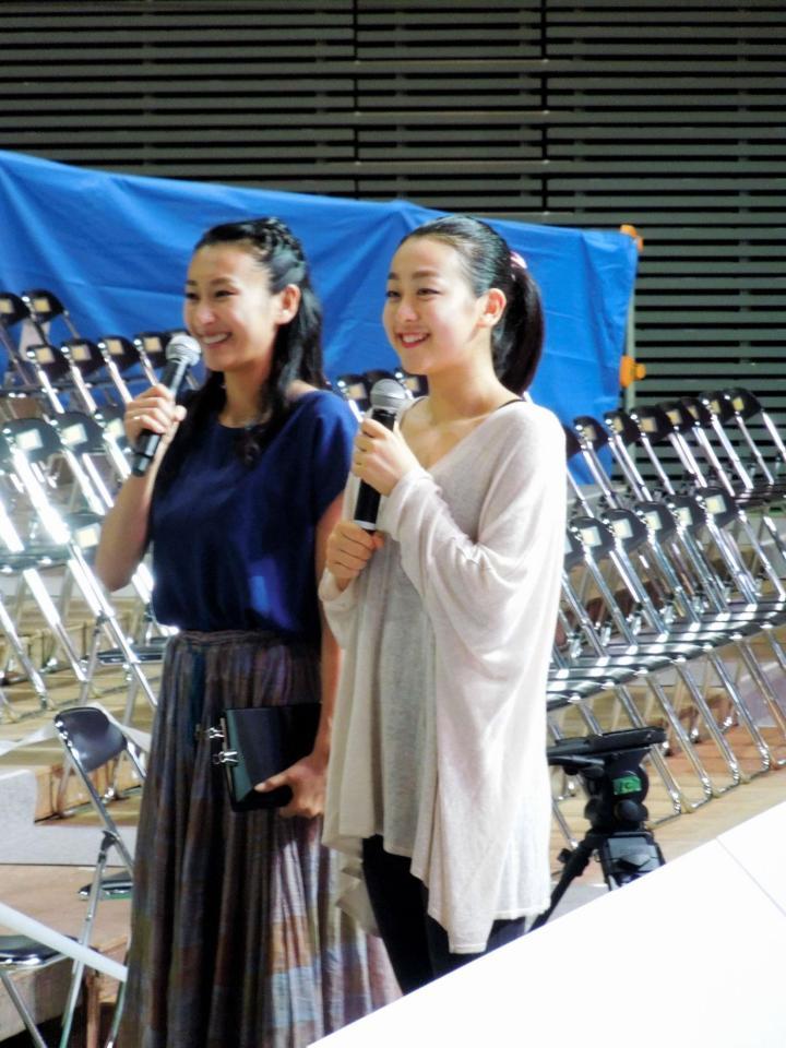 アイスショー終了後、招待した被災地の児童と話す浅田真央（右）と司会の浅田舞