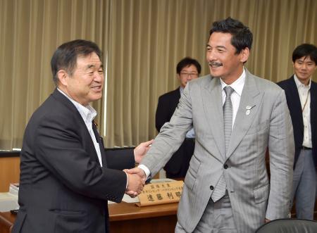 　会談前に握手を交わす、遠藤五輪相（左）と平尾誠二氏＝４日午後、東京・永田町