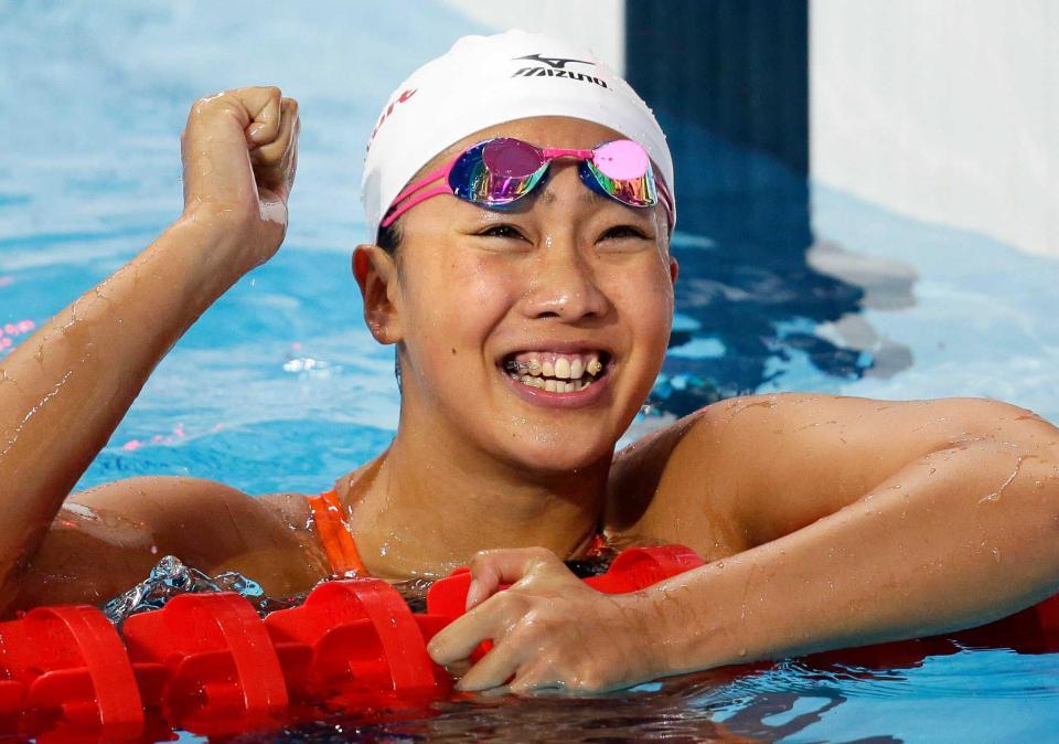 　水泳の世界選手権の女子２００メートル個人メドレーで銀メダルを獲得し、笑顔の渡部香生子（共同）